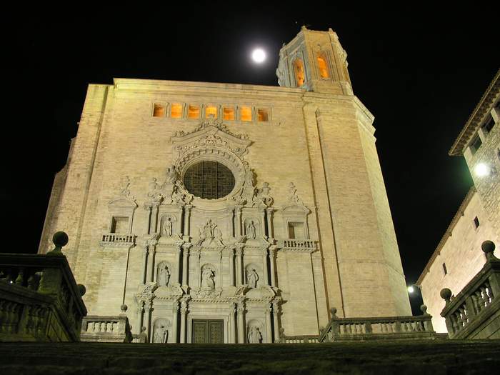 katedra w Gironie i ksiyc