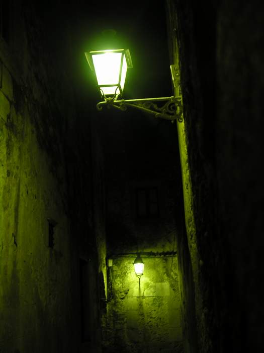 lampy w ktrej z uliczek Girony