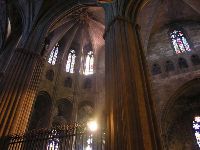 widok na prezbiterium i fragment nawy katedry